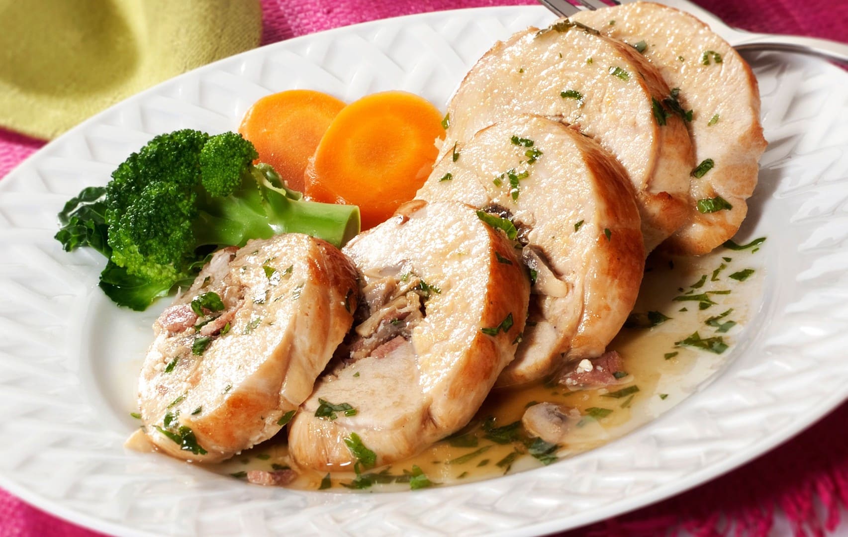 Рулет куриный с грибами — нежное блюдо из курицы с ароматной начинкой
